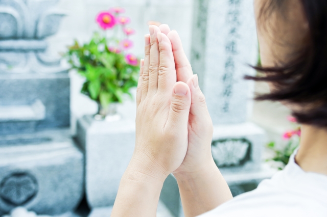 初盆でお墓参りをするイメージ画像