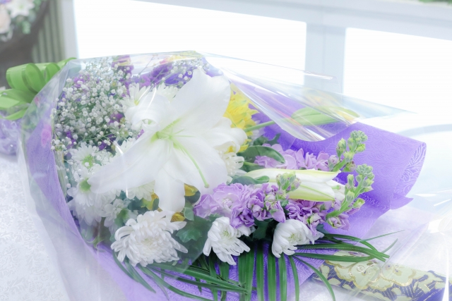 お棺の上に置かれたお供えの花束。お葬儀のイメージ画像