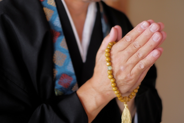 宗教者が合掌している。菩提寺がお勤めをしているイメージ